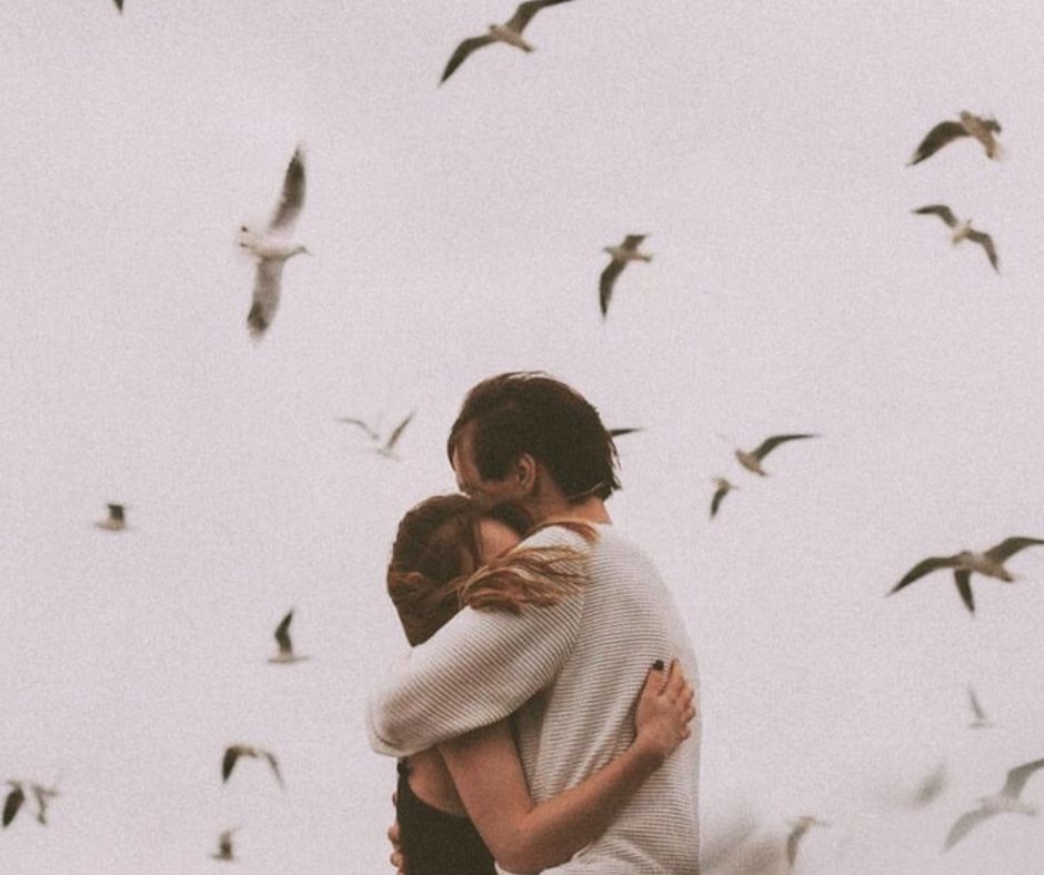 Forældrepar omfavner hinanden. Forældrerådgivning i Randers.