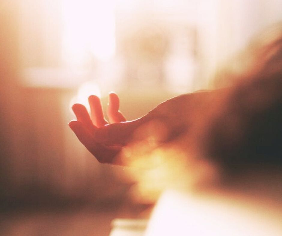 En hånd i sollys. Kropsterapi i Randers.