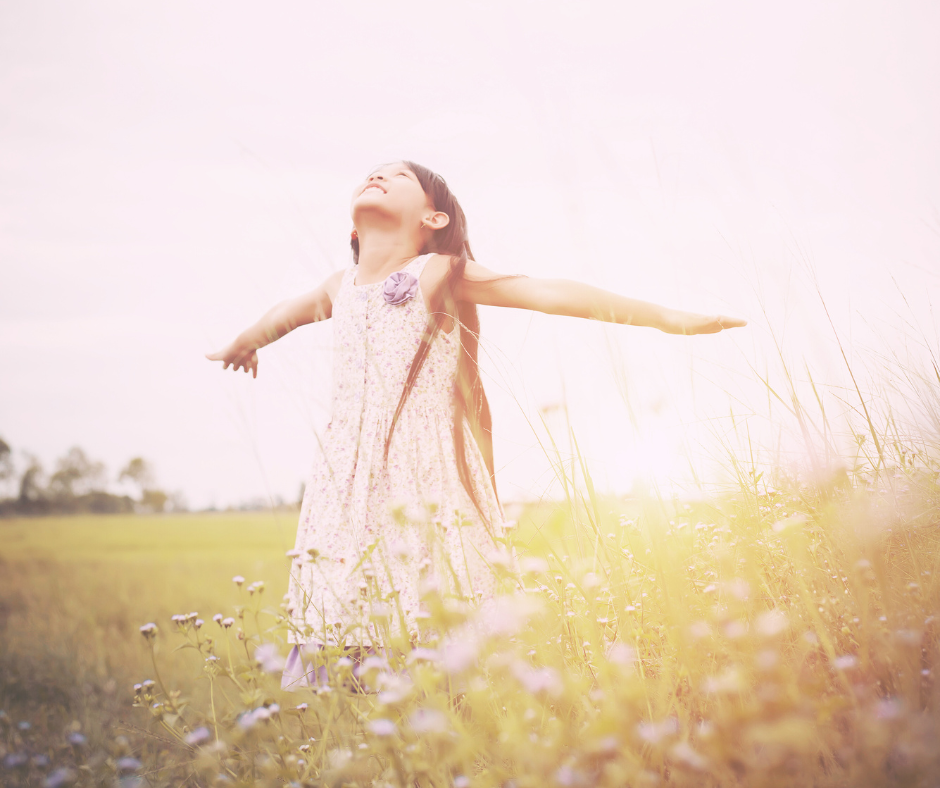 Lille pige føler sig fri. Terapi for børn og unge.