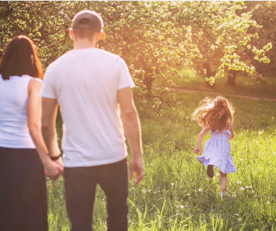 Unge forældre går tur med deres datter. Terapi for børn og unge.