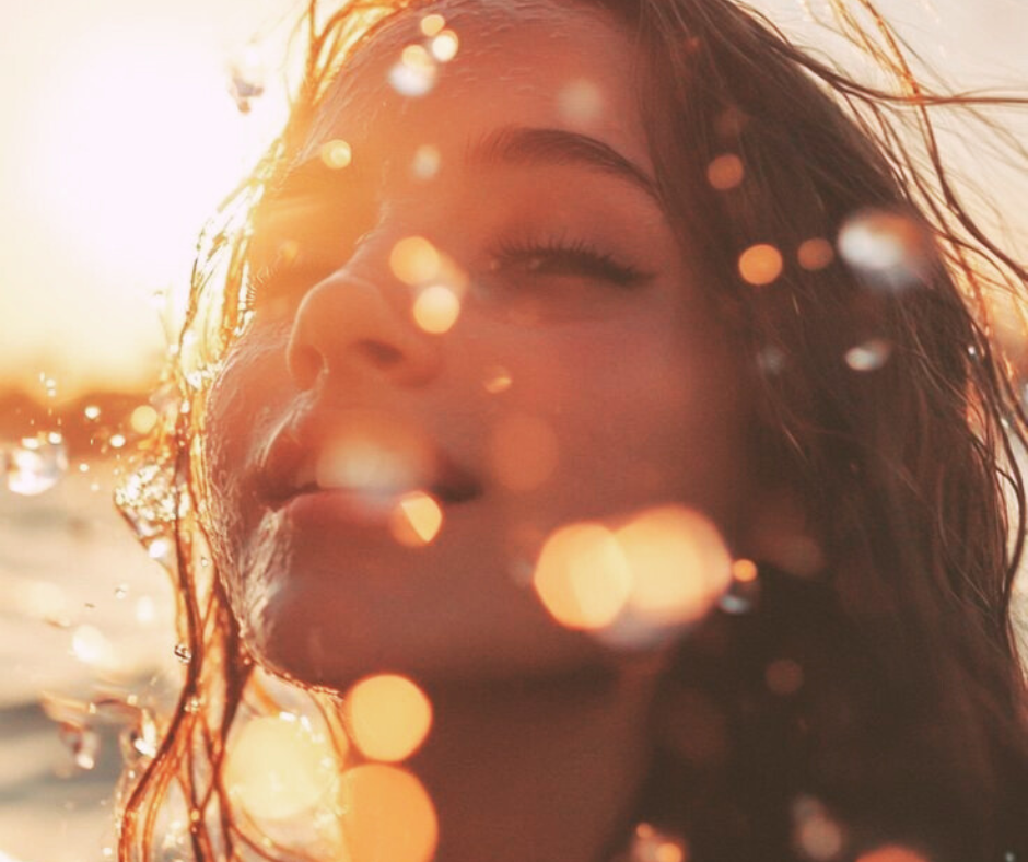 Ung, glad pige. Terapi for unge.