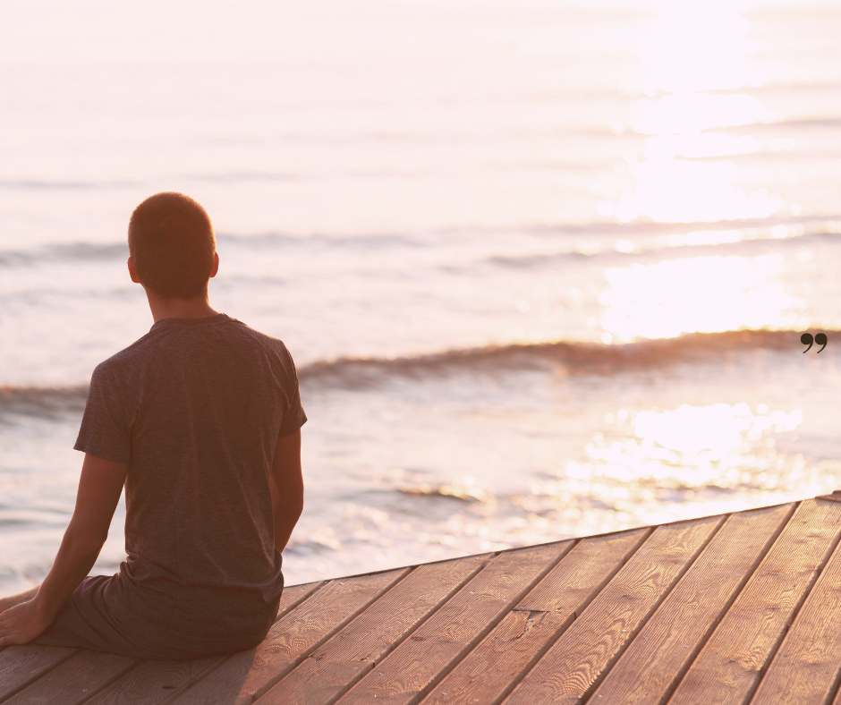 Ung mand kigger ud over havet. Terapi for unge.