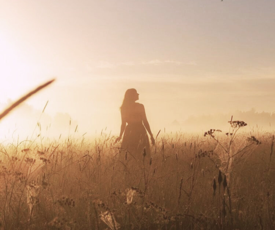 Eftertænksom kvinde i naturen. Terapi for voksne Randers