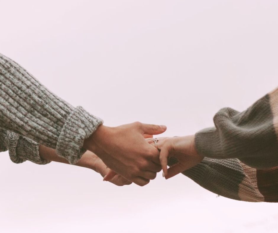 To mennesker holder i hånd. Terapi for voksne Randers.